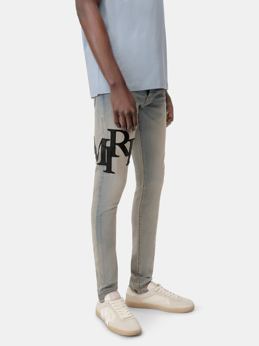 JEAN SKINNY AVEC LOGO DÉCALÉ
