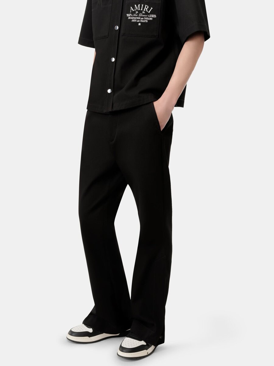 PANTALON CHINO À JAMBES ÉVASÉES
