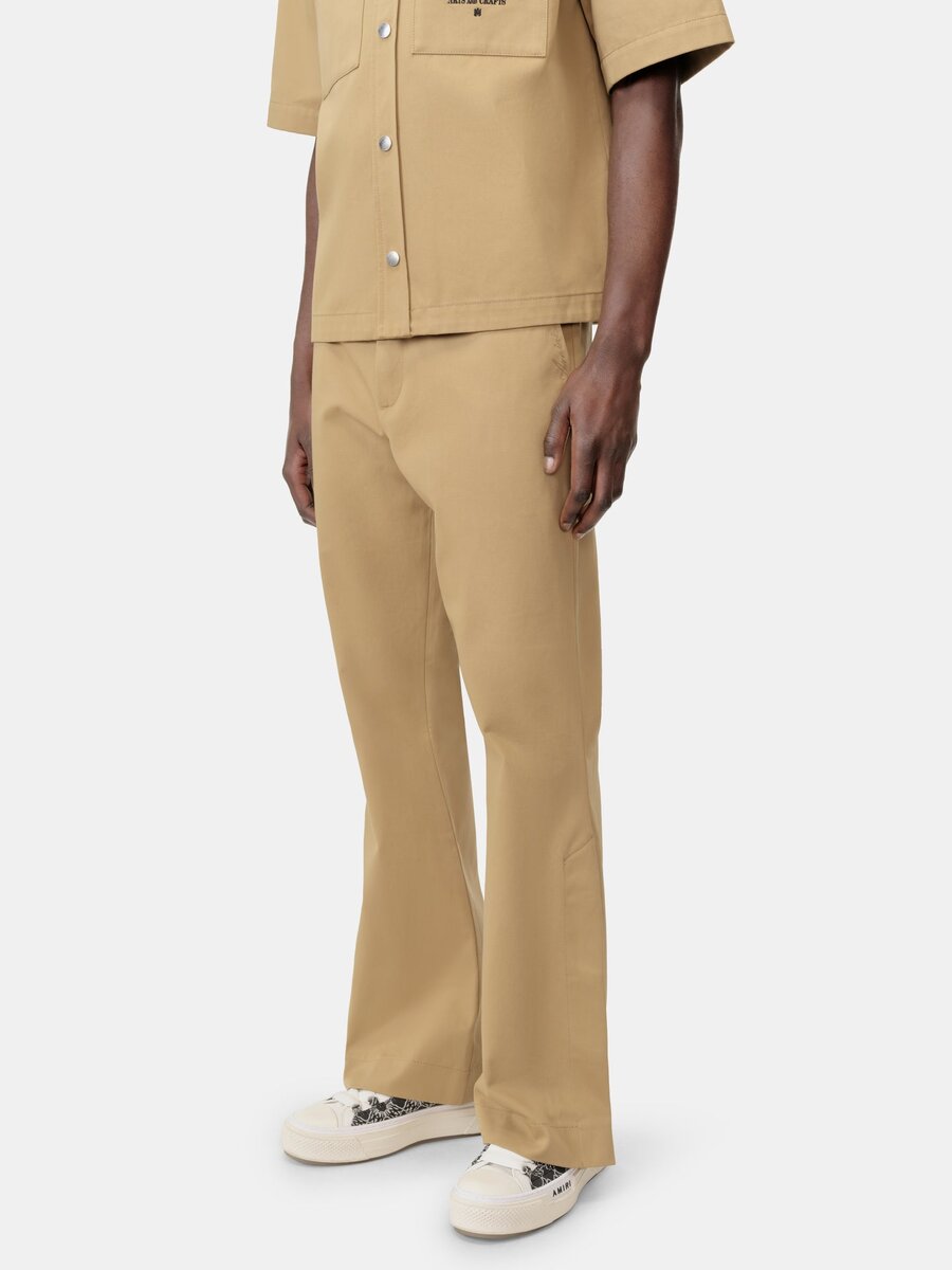 PANTALON CHINO À JAMBES ÉVASÉES